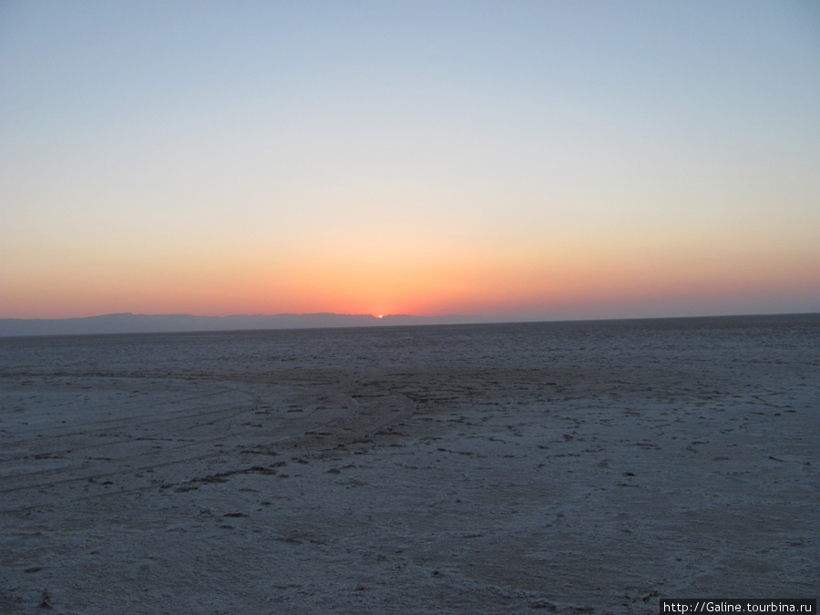 Рассвет на Соленым озером Тунис