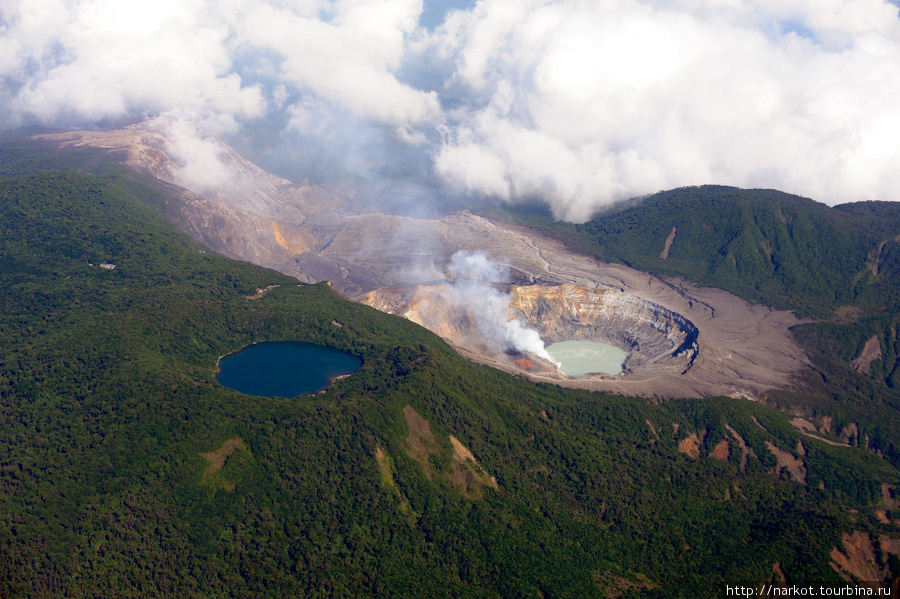 Вулкан АРЕНАЛ с самолета, за несколько дней под инм так и не удалось его увидеть с земли, так как постоянно был в облаках. Сан-Хосе, Коста-Рика