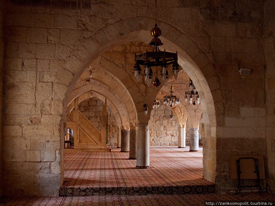 Адана. Бывшая церковь, превращенная в мечеть. Турция