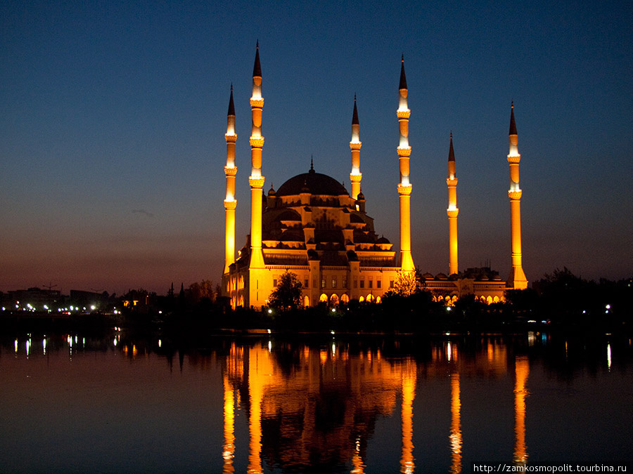 Адана. Мечеть Сабанджи. Построена в 90е годы на средства самого богатого в Турции бизнесмена, местного уроженца. Сейчас это одна из самых больших мечетей в регионе. Турция