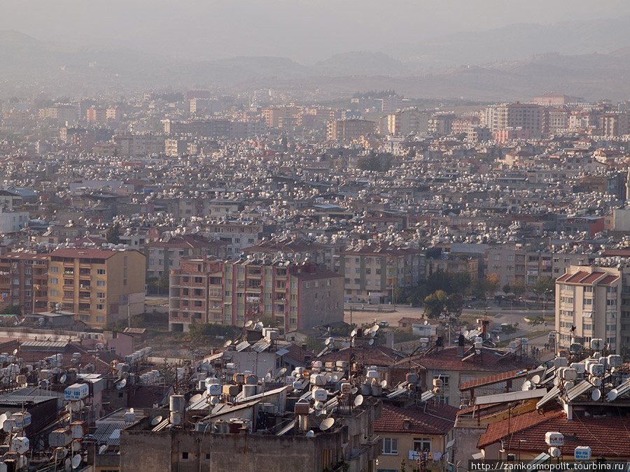 Антакья. По всему городу крыши плотно утыканы антеннами, солнечными батареями и какими-то обогревателями, что-ли. Турция