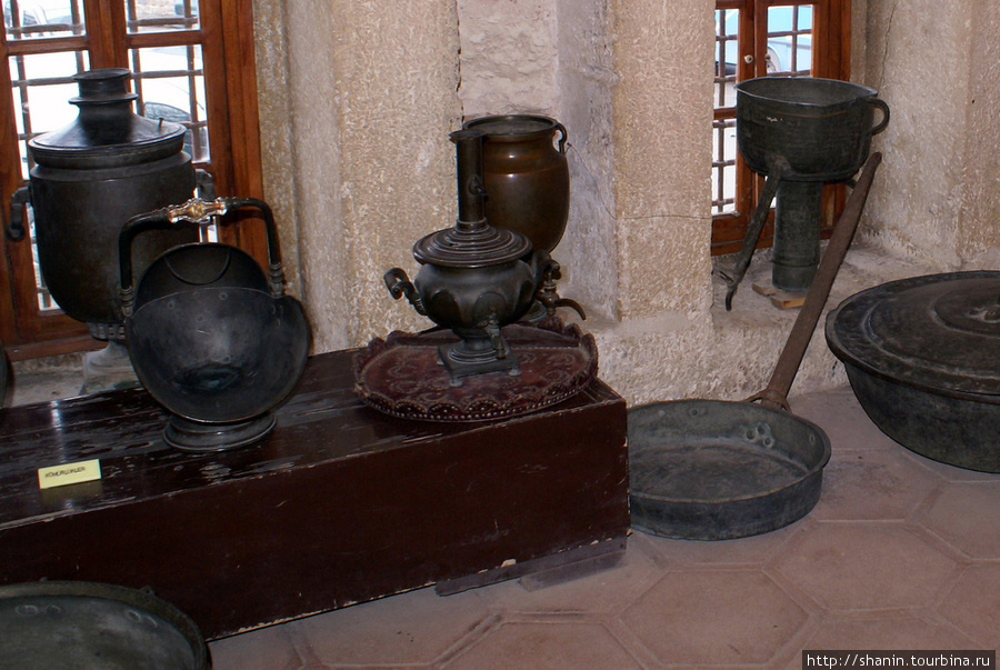 Старая посуда в музее Эдирне, Турция