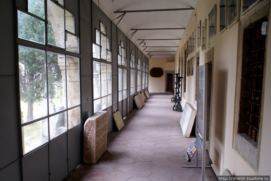 В коридоре музея тоже выставлены экспонаты Эдирне, Турция