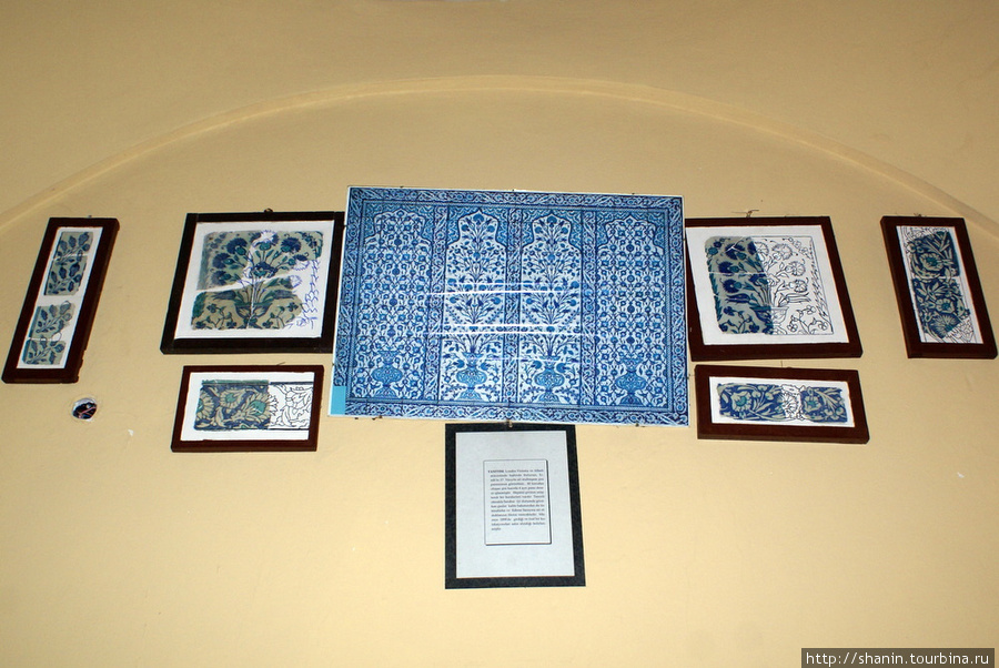 Экспонаты на стене музея Эдирне, Турция