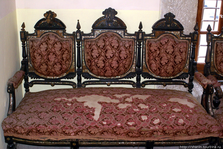 Старый протертый диван — тоже экспонат Эдирне, Турция