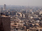Вид на Алеппо из цитадели.
