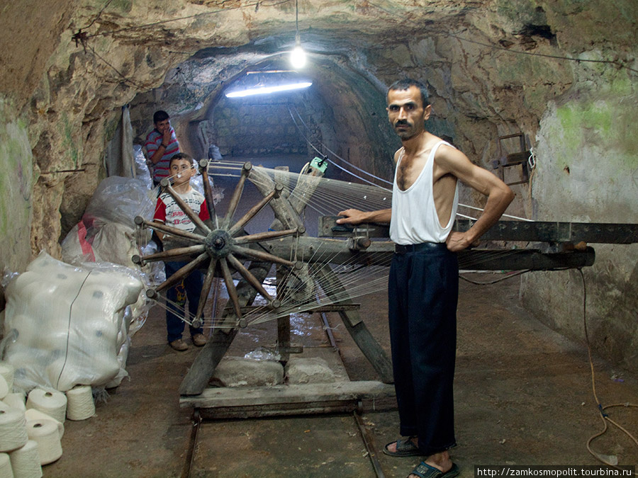 Мастерская по изготовлению веревок, расположенная в подвале-пещере. Алеппо, Сирия