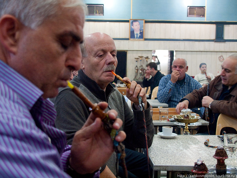 Свой досуг мужчины проводят в игрально-курильных клубах. Алеппо, Сирия
