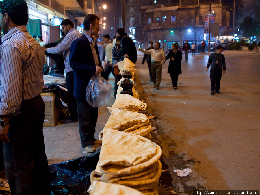 На Ближнем Востоке хлеб покупают прямо в пекарне на вес. После покупки его обычно раскладывают на земле или развешивают где-нибудь, чтобы он остыл. А потом уже собирают и несут домой. Алеппо, Сирия