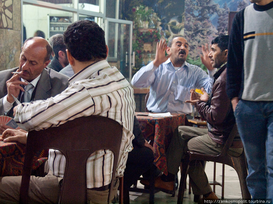 Свой досуг мужчины проводят в игрально-курильных клубах. Алеппо, Сирия