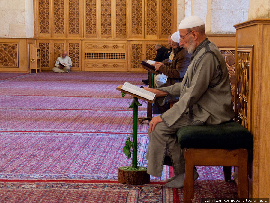 В Большой мечети люди читают Коран. Алеппо, Сирия