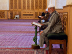 В Большой мечети люди читают Коран.