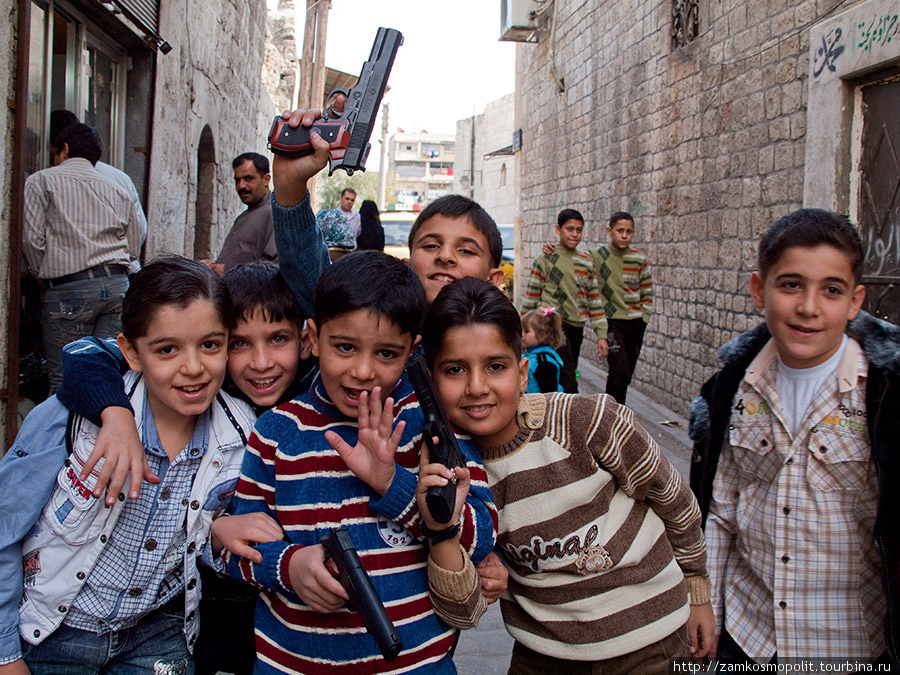 Во время празднования Курбан-Байрама местные мальчишки бегали с пневматическими пистолетами. Алеппо, Сирия