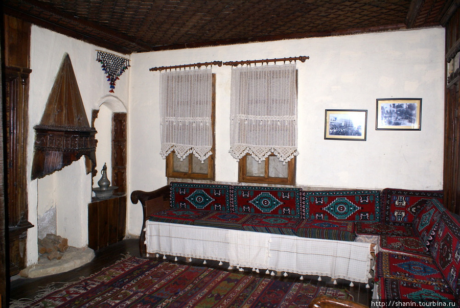 Типичная комната в традиционном турецком доме Испарта, Турция
