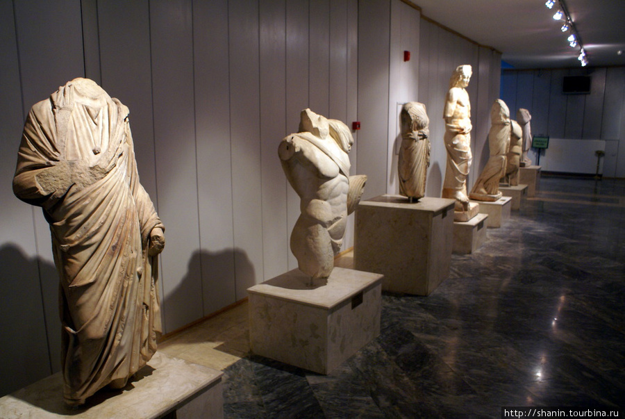 Римские статуи в Археологическом музее Ыспарты Испарта, Турция