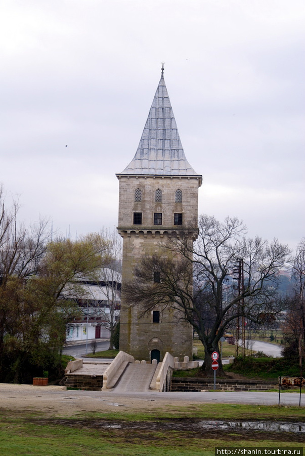 Башня — часть султанского дворца на реке Тунджа Эдирне, Турция