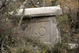 Каменный саркофаг в некрополе Термеса