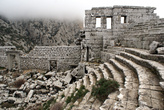 Руины театра на фоне гор