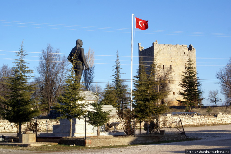 На центральной площади деревни Узунджабурч Силифке, Турция
