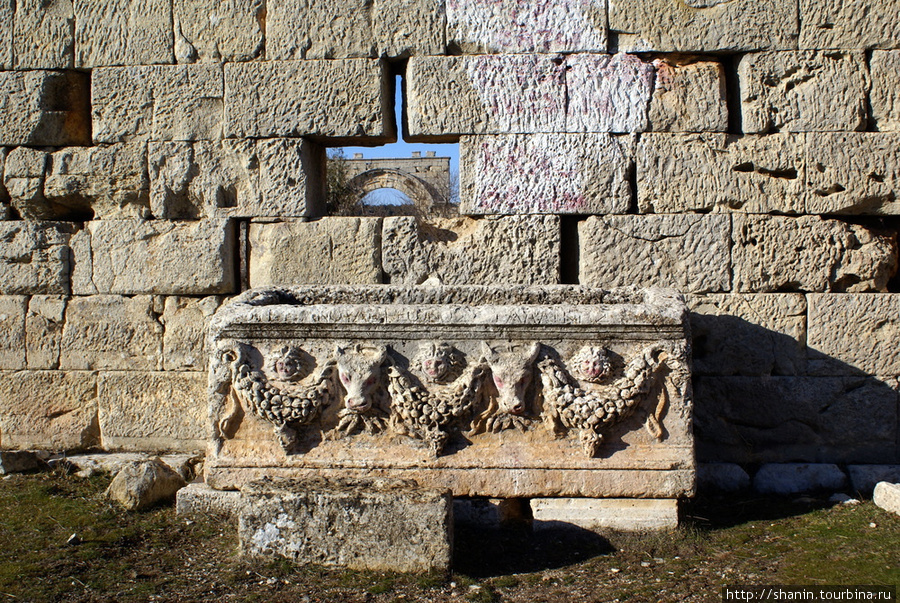 Гробница у стены Силифке, Турция