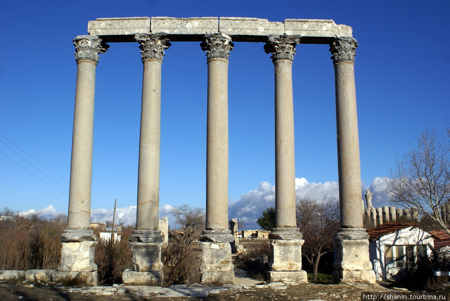 Колонны храма Тихе в Диокесарии