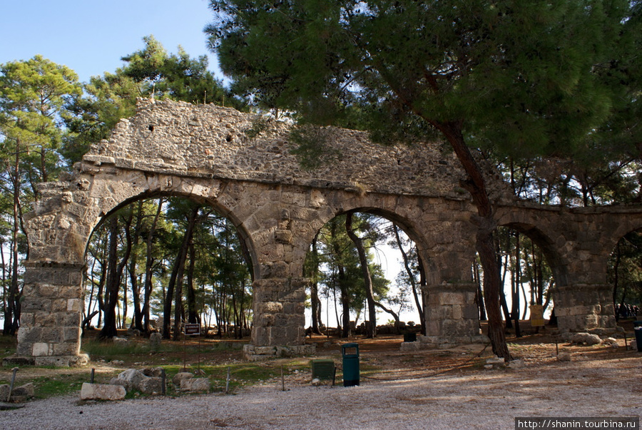 Руины акведука в Фаселисе Анталия, Турция