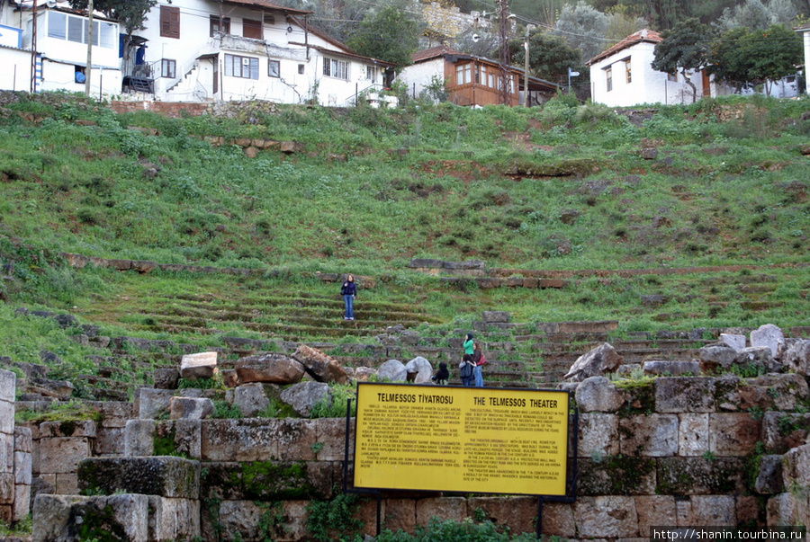 Руины амфитеатра в центре Фетхие Фетхие, Турция