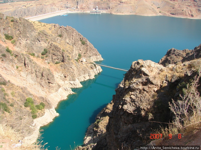 Вид на плотину Чарвакского водохранилища Чарвак, Узбекистан