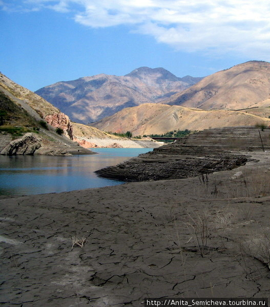 Потрескавшаяся земля рядом с рекой Чарвак, Узбекистан