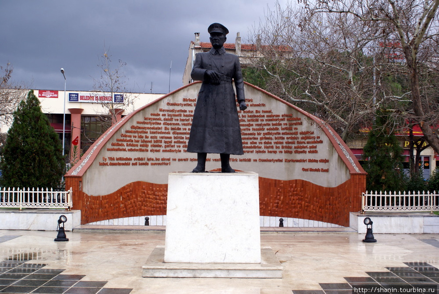 Памятник Ататюрку в Чанаккале Чанаккале, Турция