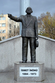Памятник втором президенту Турции Исмету Инёню