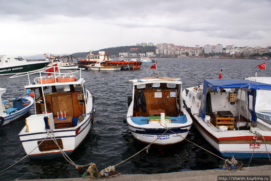 Лодки у причала Чанаккале, Турция