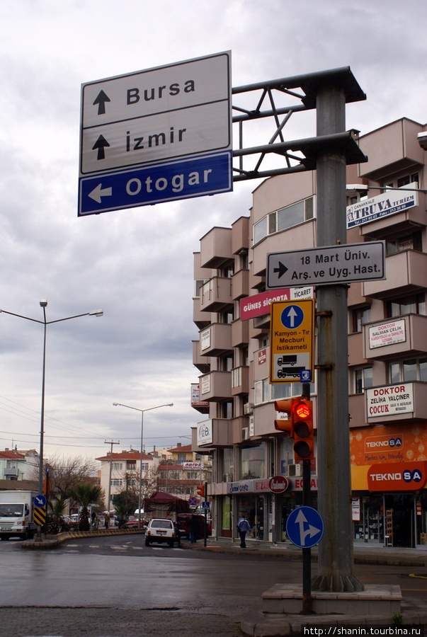 Указатели на улице Ататюрка в Чанаккале Чанаккале, Турция