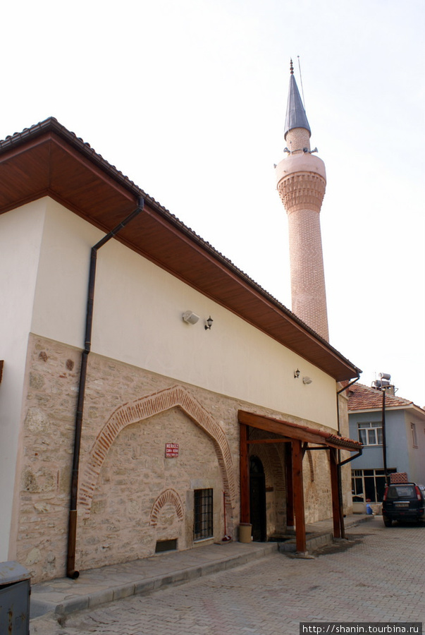 Мечеть в центре Шакиркарагач Испарта, Турция