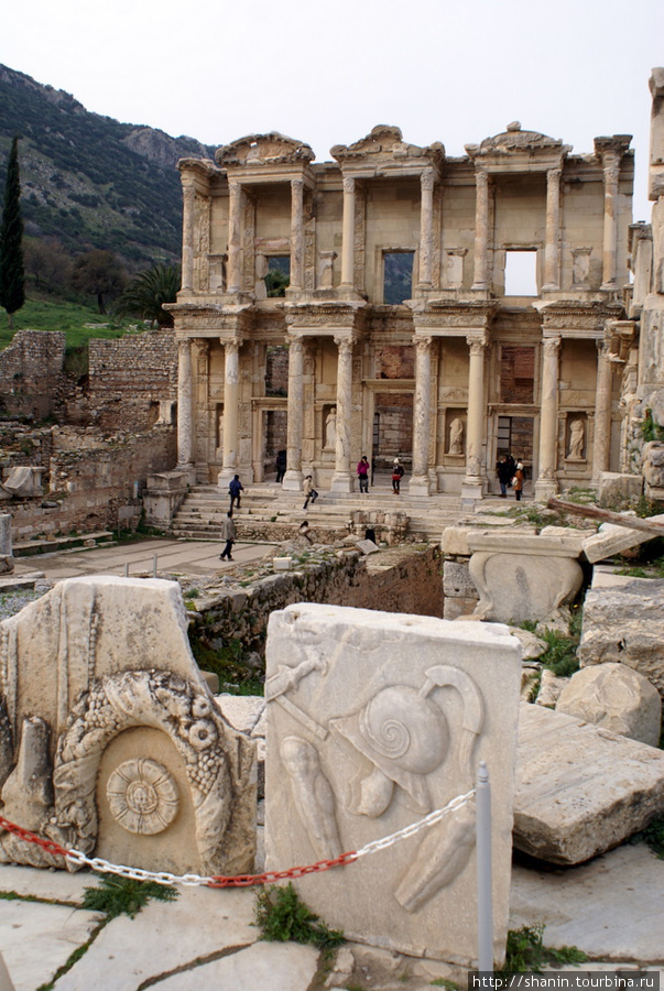 Руины библиотеки Цельсия в Эфесе Эфес античный город, Турция