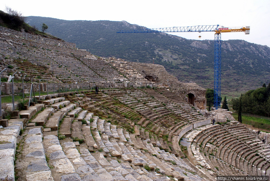 Амфитеатр и подъемный кран в Эфесе Эфес античный город, Турция