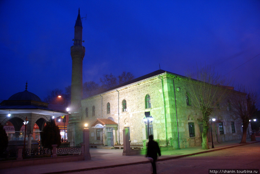 Мечеть в центре городка Ялвач Ялвач, Турция