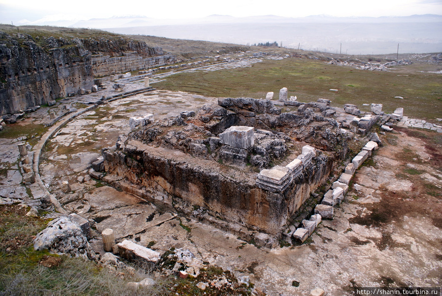 Руины храма Августа Ялвач, Турция