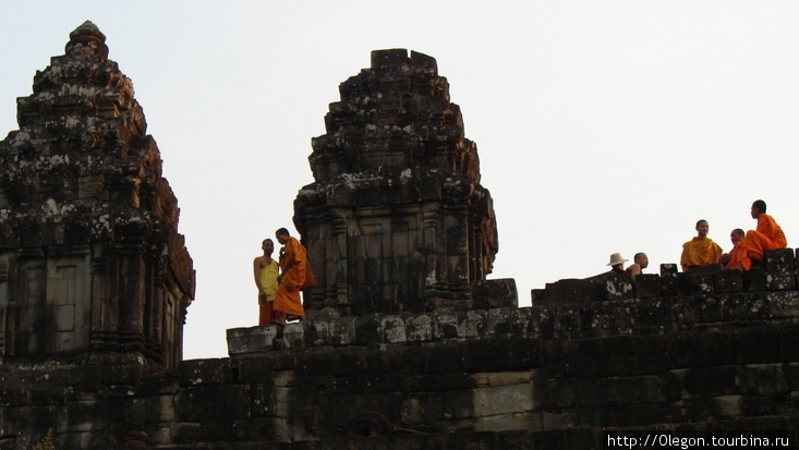 Проводы уходящего дня с вершины храма Ангкор (столица государства кхмеров), Камбоджа