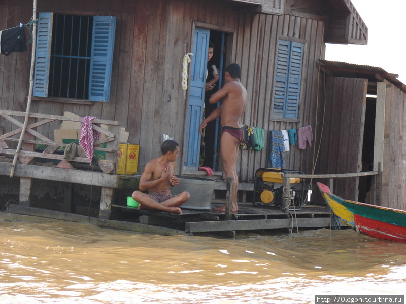Утренние процедуры: Пописать за углом дома в озеро, здесь же умыться и помыться, тут-же почистить зубы и отсюда-же набрать воду для утреннего чая... Провинция Сиемреап, Камбоджа