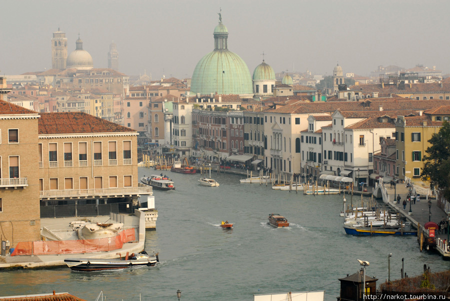 2006г. видно начало стройки моста, соединяющего Пьяцале Рома с островной частью Венеции Венеция, Италия