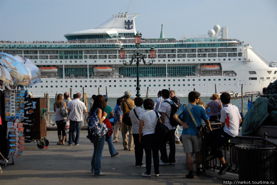 В Большой Канал несколько раз в неделю заходят круизные лайнеры, выгружая 2,5 — 3 тыс. туристов за раз. Венеция, Италия