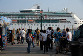 В Большой Канал несколько раз в неделю заходят круизные лайнеры, выгружая 2,5 — 3 тыс. туристов за раз.