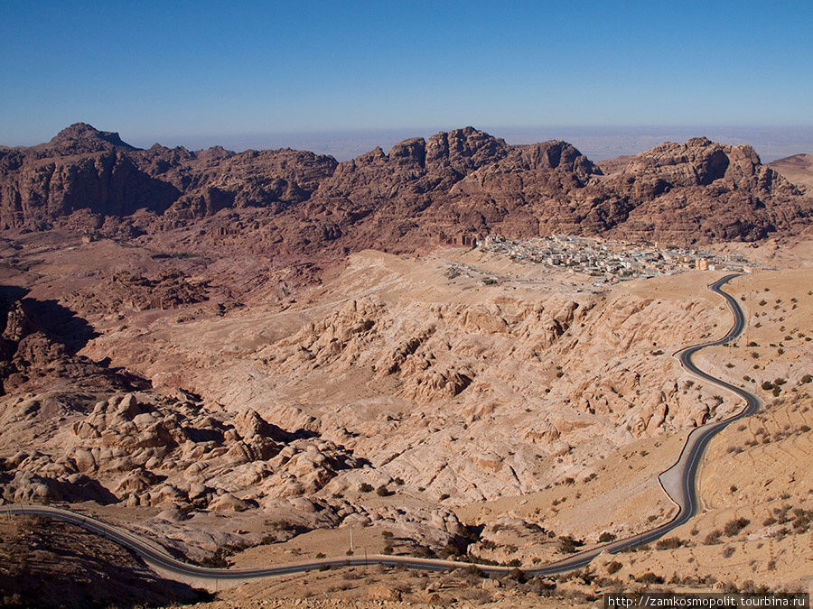 Вид на Петру и бедуинскую деревню Иордания