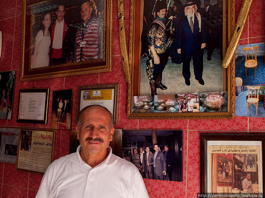 Хозяин кафе на фоне своих фотографий с королями и знаменитостями. Амман Иордания
