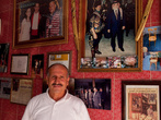 Хозяин кафе на фоне своих фотографий с королями и знаменитостями. Амман