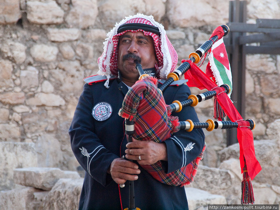Музыкант на холме цитадели в Аммане Иордания