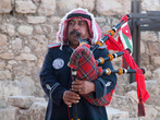 Музыкант на холме цитадели в Аммане