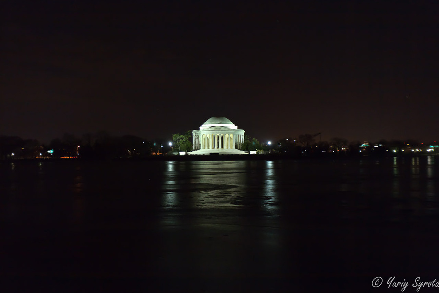 Монумент Джефферсону. Пруд замёрз. Вашингтон, CША