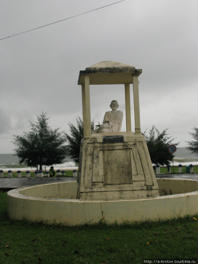 Памятник  Махатме Ганди Шри-Ланка
